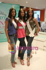 Femina Miss India finalists visit Pantaloon store in  Megamall on April 8th 2008 (39).jpg