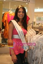 Femina Miss India finalists visit Pantaloon store in  Megamall on April 8th 2008 (4).jpg