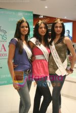 Femina Miss India finalists visit Pantaloon store in  Megamall on April 8th 2008 (42).jpg