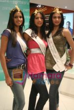 Femina Miss India finalists visit Pantaloon store in  Megamall on April 8th 2008 (43).jpg