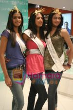 Femina Miss India finalists visit Pantaloon store in  Megamall on April 8th 2008 (44).jpg
