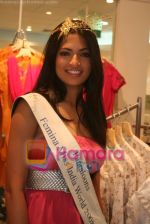 Femina Miss India finalists visit Pantaloon store in  Megamall on April 8th 2008 (5).jpg