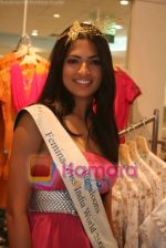 Femina Miss India finalists visit Pantaloon store in  Megamall on April 8th 2008 (6).jpg