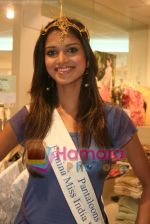 Femina Miss India finalists visit Pantaloon store in  Megamall on April 8th 2008 (7).jpg