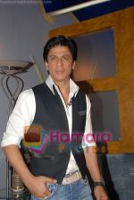 Shahrukh Khan meets the media on the sets of Kya Aap Paanchvi Paas Se Tez Hai in  Filmcity on April 8th 2008 (4).jpg