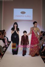 Bipasha Basu showcasing Neeta Lullas designer collection at Dubai Fashion Week on April 11th 2008 (13).JPG