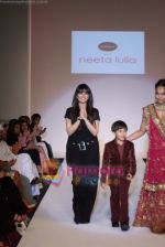 Bipasha Basu showcasing Neeta Lullas designer collection at Dubai Fashion Week on April 11th 2008 (14).JPG