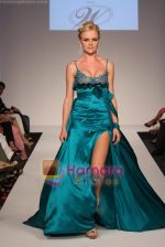 Model showcasing Isla Modas designer collection in Grand Finale at Dubai Fashion Week on April 11th 2008 (13).JPG