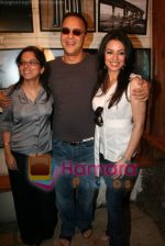 Tanuja Chandra, Vidhu Vinod Chopra and Mahima Chaudhry at Hope Little Sugar photo exhibition in Out of the Blue on April 12th 2008 (2).jpg