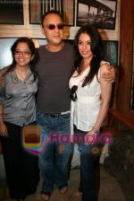 Tanuja Chandra, Vidhu Vinod Chopra and Mahima Chaudhry at Hope Little Sugar photo exhibition in Out of the Blue on April 12th 2008 (3).jpg