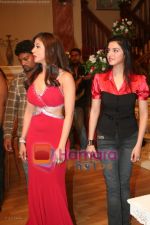 Divya Khosla Kumar and Urmila Matondkar at Satish Kaushiks Bday Bash in Cinevistaas Studios, Kanjunmarg on April 13th 2008 (3).jpg