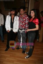 Himesh Reshammiya, Divya Khosla Kumar,Bhushan Kumar at Satish Kaushiks Bday Bash in Cinevistaas Studios, Kanjunmarg on April 13th 2008 (4).jpg