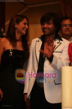 Shweta Kumar, Himesh Reshammiya at Satish Kaushiks Bday Bash in Cinevistaas Studios, Kanjunmarg on April 13th 2008 (37).jpg