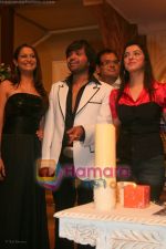 Shweta Kumar, Himesh Reshammiya, Divya Khosla Kumar at Satish Kaushiks Bday Bash in Cinevistaas Studios, Kanjunmarg on April 13th 2008 (47).jpg