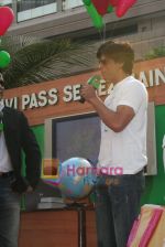 Shahrukh Khan flags off _ Kya Aap Paanchvi Paas se tez hai_ show in Band Stand on April 20th 2008 (17).JPG