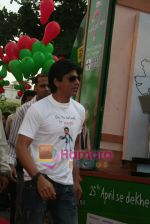 Shahrukh Khan flags off _ Kya Aap Paanchvi Paas se tez hai_ show in Band Stand on April 20th 2008 (19).JPG