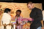 Aamir Khan Gets The Vishesh Puraskar For Dedicated Contribution from Lata Mangeshkar in Shanmukhanand hall, Mumbai on April 24th 2008 (3).JPG