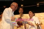 Lata Mangeshkar at the Award Ceremony in Shanmukhanand hall, Mumbai on April 24th 2008 (5).JPG
