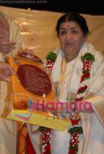 Lata Mangeshkar at the Award Ceremony in Shanmukhanand hall, Mumbai on April 24th 2008 (9).JPG