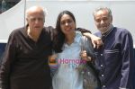 Mahesh Bhatt, Shagfta Rafiq, Johny Bakshi at the Mahurat of Kajraare at Film City, Goregaon on April 29th 2008.jpg