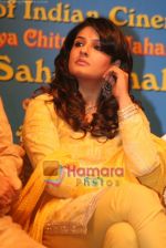 Raveena Tandon at Dadasaheb Phalke Awards in Bhaidas Hall on April 30th 2008(11).JPG