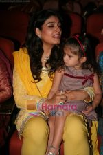 Raveena Tandon with daughter Rashi at Dadasaheb Phalke Awards in Bhaidas Hall on April 30th 2008(10).JPG