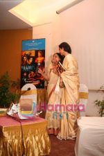 Rekha at Bhavna Somaiya_s book Fragmented Dreams launch in Bhavans on May 10th 2008(13).JPG