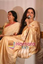 Rekha at Bhavna Somaiya_s book Fragmented Dreams launch in Bhavans on May 10th 2008(21).JPG