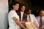 Vivek Oberoi, Priya Dutt at the Unveiling Of The _Tiger Wall Of Hope_ By WWF & Nokia in J W Marriott mall on May 18th 2008(2).JPG