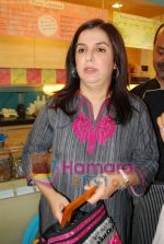 Farah Khan at Hokey Pokey ice cream parlour launch in Bandra on May 20th 2008(8).JPG