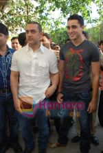 Imraan Khan, Aamir Khan at the Music Launch of Jaane Tu Ya Jaane Na in Shammi Kapoor_s residence on May 20th 2008(9).JPG