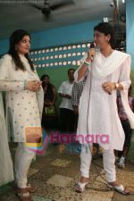 Raveena Tandon, Priya Dutt at Sunil Dutts event on May 25th 2008(7).JPG