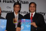 Shahrukh Khan unveils book by ASSOCHAM in Taj Land_s End on May 27th 2008(11).JPG