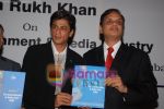 Shahrukh Khan unveils book by ASSOCHAM in Taj Land_s End on May 27th 2008(12).JPG