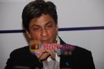 Shahrukh Khan unveils book by ASSOCHAM in Taj Land_s End on May 27th 2008(16).JPG