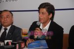 Shahrukh Khan unveils book by ASSOCHAM in Taj Land_s End on May 27th 2008(21).JPG