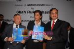 Shahrukh Khan unveils book by ASSOCHAM in Taj Land_s End on May 27th 2008(26).JPG