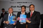Shahrukh Khan unveils book by ASSOCHAM in Taj Land_s End on May 27th 2008(27).JPG