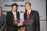 Shahrukh Khan unveils book by ASSOCHAM in Taj Land_s End on May 27th 2008(6).JPG