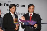 Shahrukh Khan unveils book by ASSOCHAM in Taj Land_s End on May 27th 2008(7).JPG