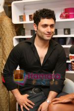 Shiney Ahuja at the Libaas store launch in Phoenix Mill on May 29th 2008(12).JPG