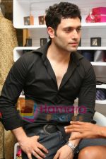 Shiney Ahuja at the Libaas store launch in Phoenix Mill on May 29th 2008(14).JPG
