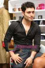 Shiney Ahuja at the Libaas store launch in Phoenix Mill on May 29th 2008(15).JPG