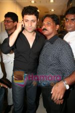 Shiney Ahuja at the Libaas store launch in Phoenix Mill on May 29th 2008(21).JPG