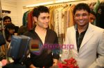 Shiney Ahuja at the Libaas store launch in Phoenix Mill on May 29th 2008(5).JPG