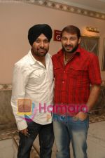 Kaptan Laddi and Manoj Tiwari(bhojpuri singer) at Malkit Singh_s party and performance at Crown Plaza.jpg