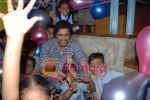 Kunal Kapoor in association with Art of Living Foundation presented gifts to kids at Hard Rock Cafe on June 14th 2008 (15).JPG