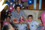 Kunal Kapoor in association with Art of Living Foundation presented gifts to kids at Hard Rock Cafe on June 14th 2008 (16).JPG