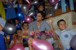 Kunal Kapoor in association with Art of Living Foundation presented gifts to kids at Hard Rock Cafe on June 14th 2008 (4).JPG
