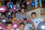 Kunal Kapoor in association with Art of Living Foundation presented gifts to kids at Hard Rock Cafe on June 14th 2008 (7).JPG